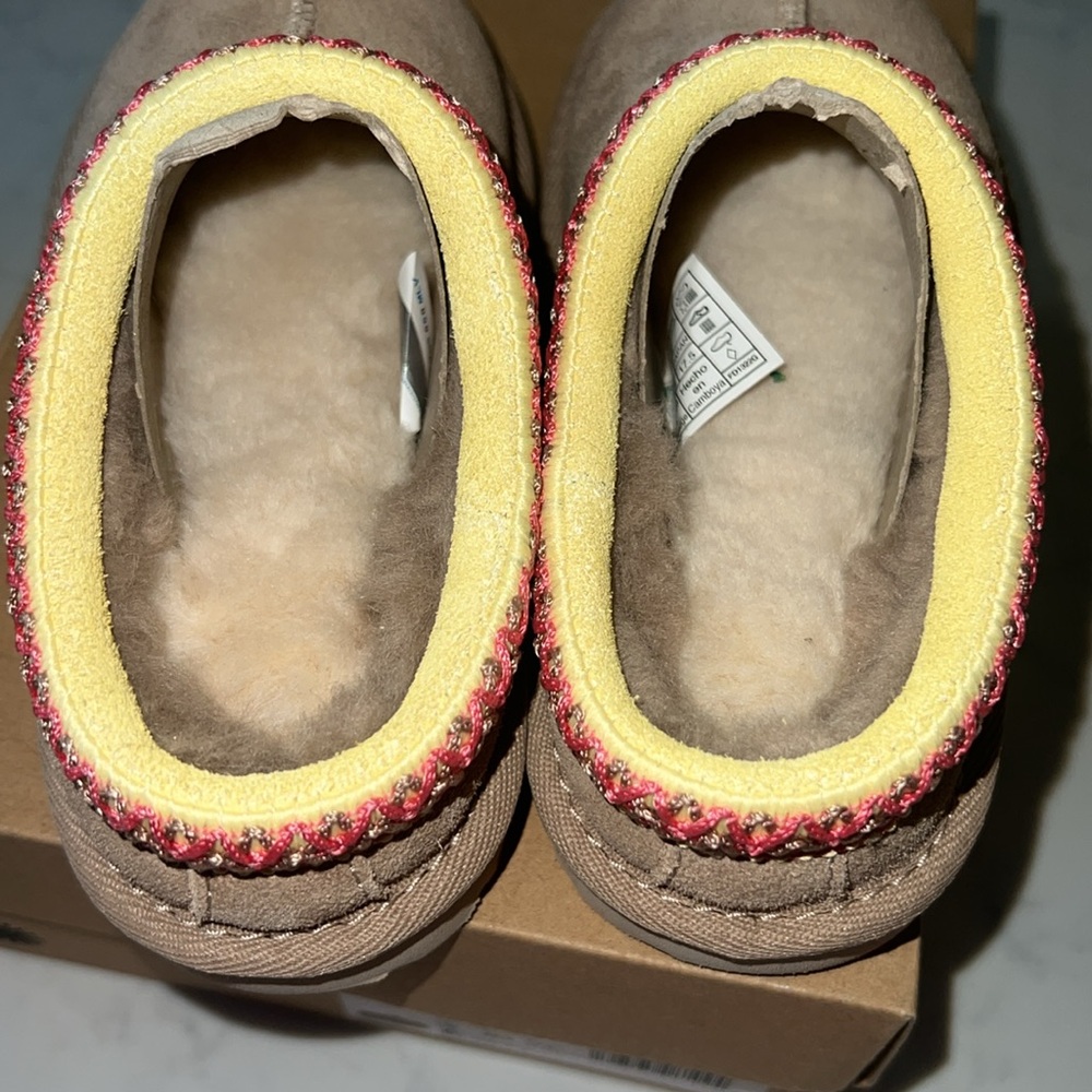 NWT Kids UGG pink and yellow Tasman. - Picture 8 of 9